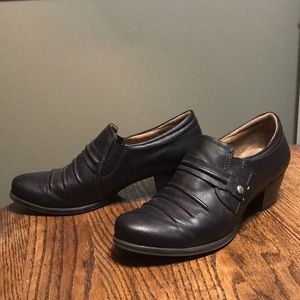 Small heeled dress shoe